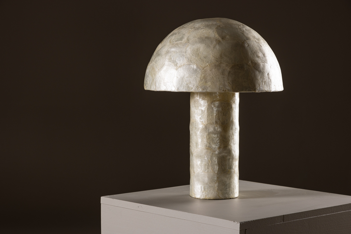 Lindön 48cm Beige pöytävalaisin valmistajalta Venture Design - Aseta se sivup&ouml;yd&auml;lle tai byr&aring; ja anna Lind&ouml;n lis&auml;t&auml; sisustukseesi moderni ja elegantti ilme.