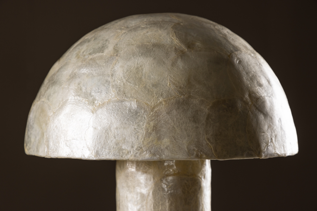 Lindön 48cm Beige pöytävalaisin valmistajalta Venture Design - Aseta se sivup&ouml;yd&auml;lle tai byr&aring; ja anna Lind&ouml;n lis&auml;t&auml; sisustukseesi moderni ja elegantti ilme.