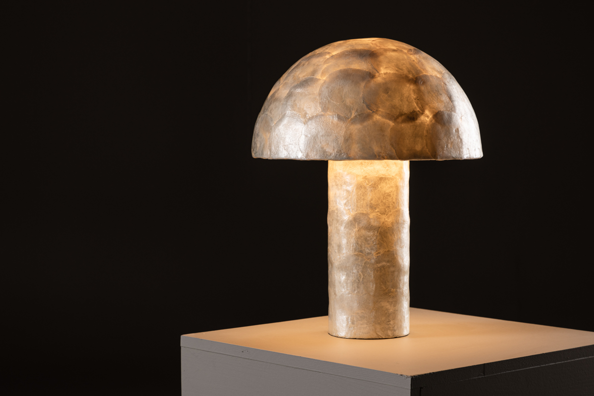 Lindön 48cm Beige pöytävalaisin valmistajalta Venture Design - Aseta se sivup&ouml;yd&auml;lle tai byr&aring; ja anna Lind&ouml;n lis&auml;t&auml; sisustukseesi moderni ja elegantti ilme.