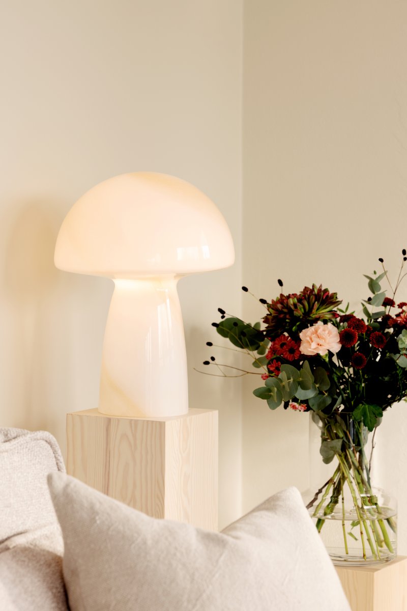 Fungo Swirl 42cm Beige pöytävalaisin valmistajalta Globen Lighting - Fungo-sienivalaisin on kaunis p&ouml;yt&auml;valaisin, joka on valmistettu suupuhalletusta lasista ja jossa on koristeellinen py&ouml;rrekuvio.
