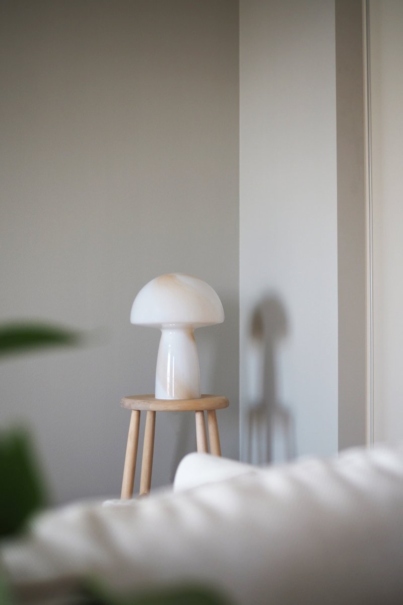 Fungo Swirl 42cm Beige pöytävalaisin valmistajalta Globen Lighting - Fungo-sienivalaisin on kaunis p&ouml;yt&auml;valaisin, joka on valmistettu suupuhalletusta lasista ja jossa on koristeellinen py&ouml;rrekuvio.