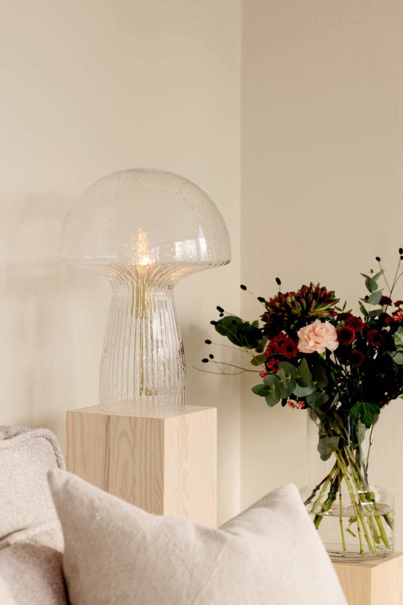 Fungo 42cm Läpinäkyvä pöytävalaisin valmistajalta Globen Lighting - Fungo-sienivalaisin on kaunis pöytävalaisin, joka on valmistettu suupuhalletusta lasista ja jonka jalassa on uurrettuja yksityiskohtia.