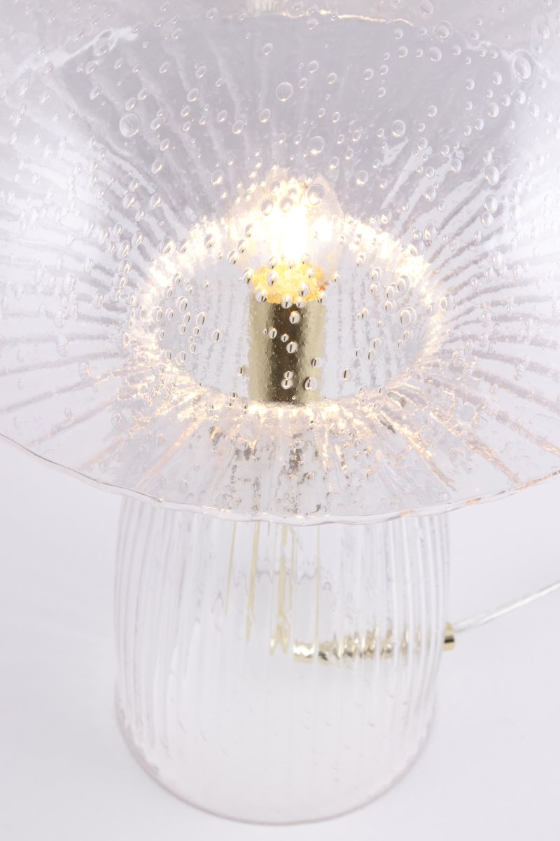 Fungo 42cm Läpinäkyvä pöytävalaisin valmistajalta Globen Lighting - Fungo-sienivalaisin on kaunis pöytävalaisin, joka on valmistettu suupuhalletusta lasista ja jonka jalassa on uurrettuja yksityiskohtia.
