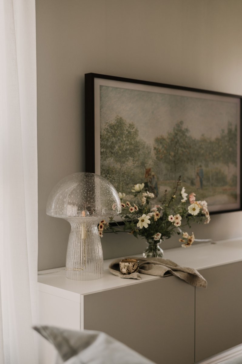 Fungo 42cm Läpinäkyvä pöytävalaisin valmistajalta Globen Lighting - Fungo-sienivalaisin on kaunis pöytävalaisin, joka on valmistettu suupuhalletusta lasista ja jonka jalassa on uurrettuja yksityiskohtia.