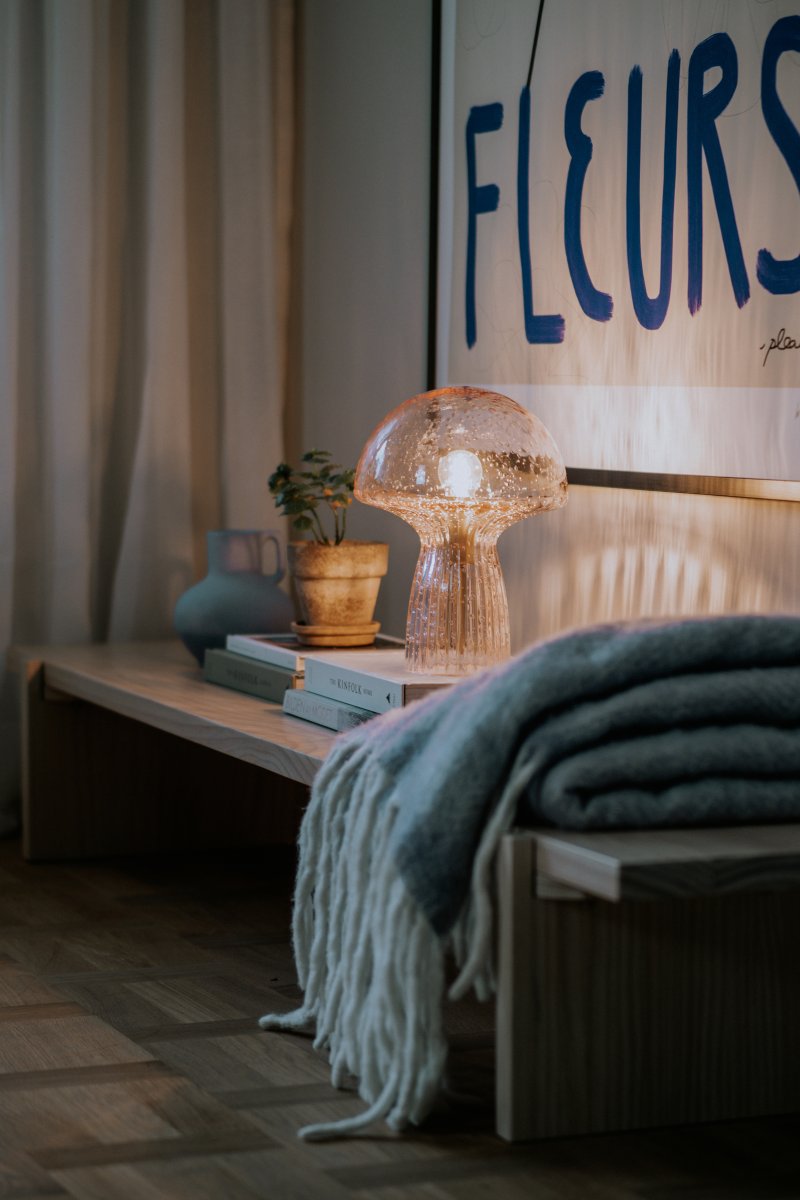 Fungo 30cm Vaaleanpunainen pöytävalaisin valmistajalta Globen Lighting - Fungo-sienivalaisin on kaunis p&ouml;yt&auml;valaisin, joka on valmistettu suupuhalletusta lasista ja jonka jalassa on uurrettuja yksityiskohtia.