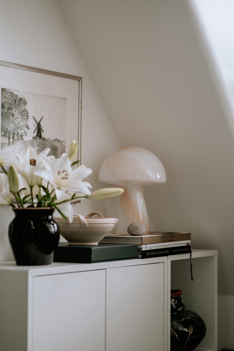 Fungo Swirl 30cm Beige pöytävalaisin valmistajalta Globen Lighting - Fungo-sienivalaisin on kaunis pöytävalaisin, joka on valmistettu suupuhalletusta lasista ja jossa on koristeellinen pyörrekuvio.