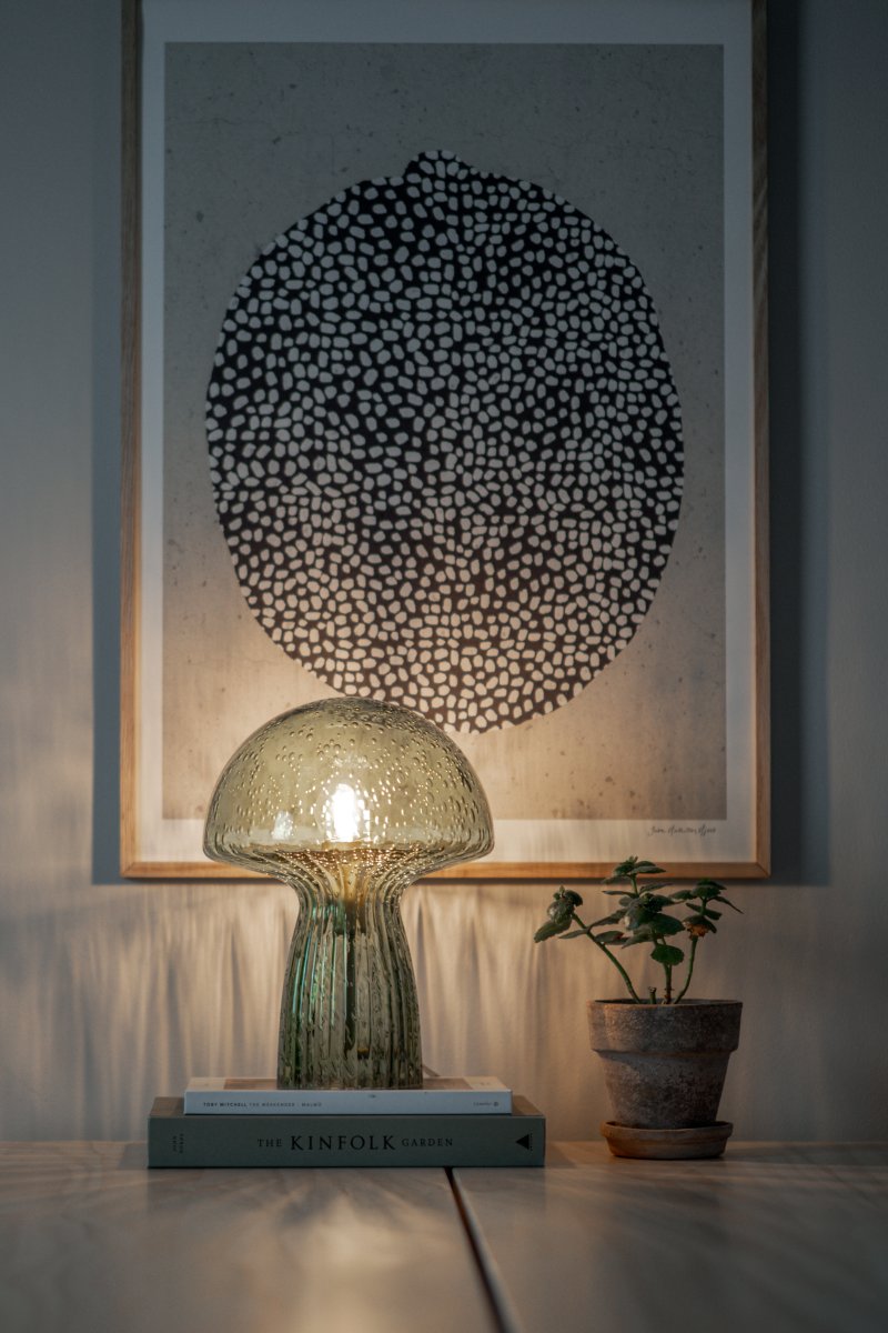 Fungo 30cm Vihreä pöytävalaisin valmistajalta Globen Lighting - Fungo-sienivalaisin on kaunis p&ouml;yt&auml;valaisin, joka on valmistettu suupuhalletusta lasista ja jonka jalassa on uurrettuja yksityiskohtia.