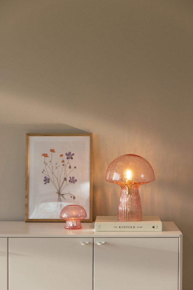 Fungo 30cm Vaaleanpunainen pöytävalaisin valmistajalta Globen Lighting - Fungo-sienivalaisin on kaunis p&ouml;yt&auml;valaisin, joka on valmistettu suupuhalletusta lasista ja jonka jalassa on uurrettuja yksityiskohtia.