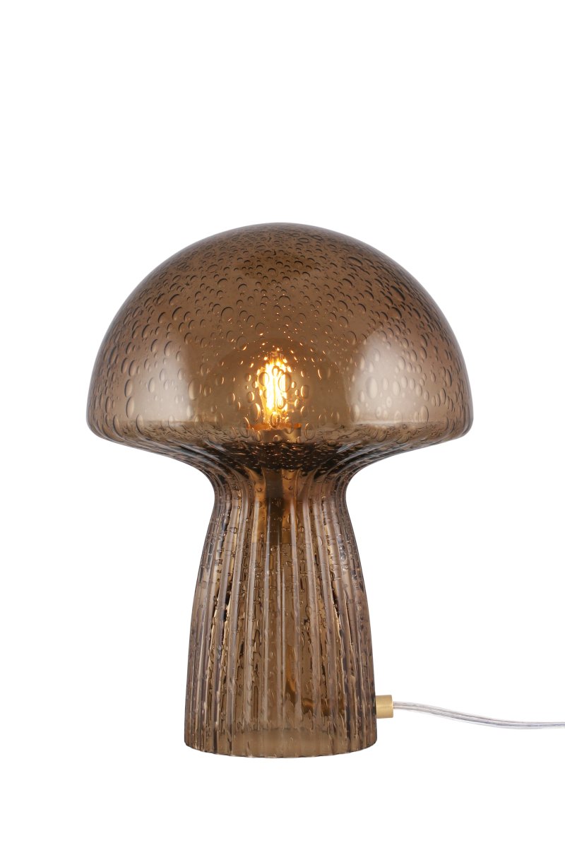 Fungo 30cm Ruskea pöytävalaisin valmistajalta Globen Lighting - Fungo-sienivalaisin on kaunis p&ouml;yt&auml;valaisin, joka on valmistettu suupuhalletusta lasista ja jonka jalassa on uurrettuja yksityiskohtia.