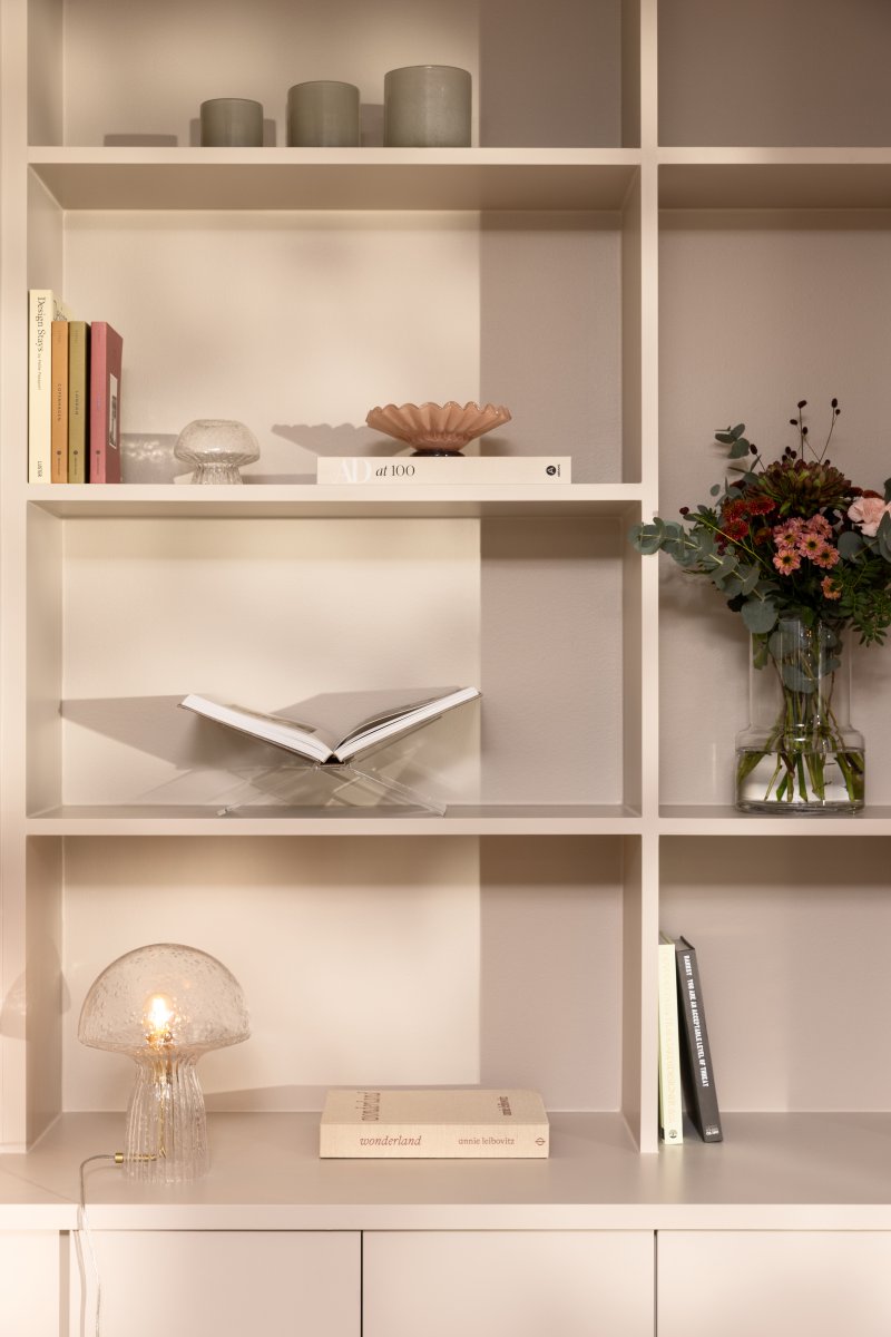 Fungo 30cm Läpinäkyvä pöytävalaisin valmistajalta Globen Lighting - Fungo-sienivalaisin on kaunis p&ouml;yt&auml;valaisin, joka on valmistettu suupuhalletusta lasista ja jonka jalassa on uurrettuja yksityiskohtia.