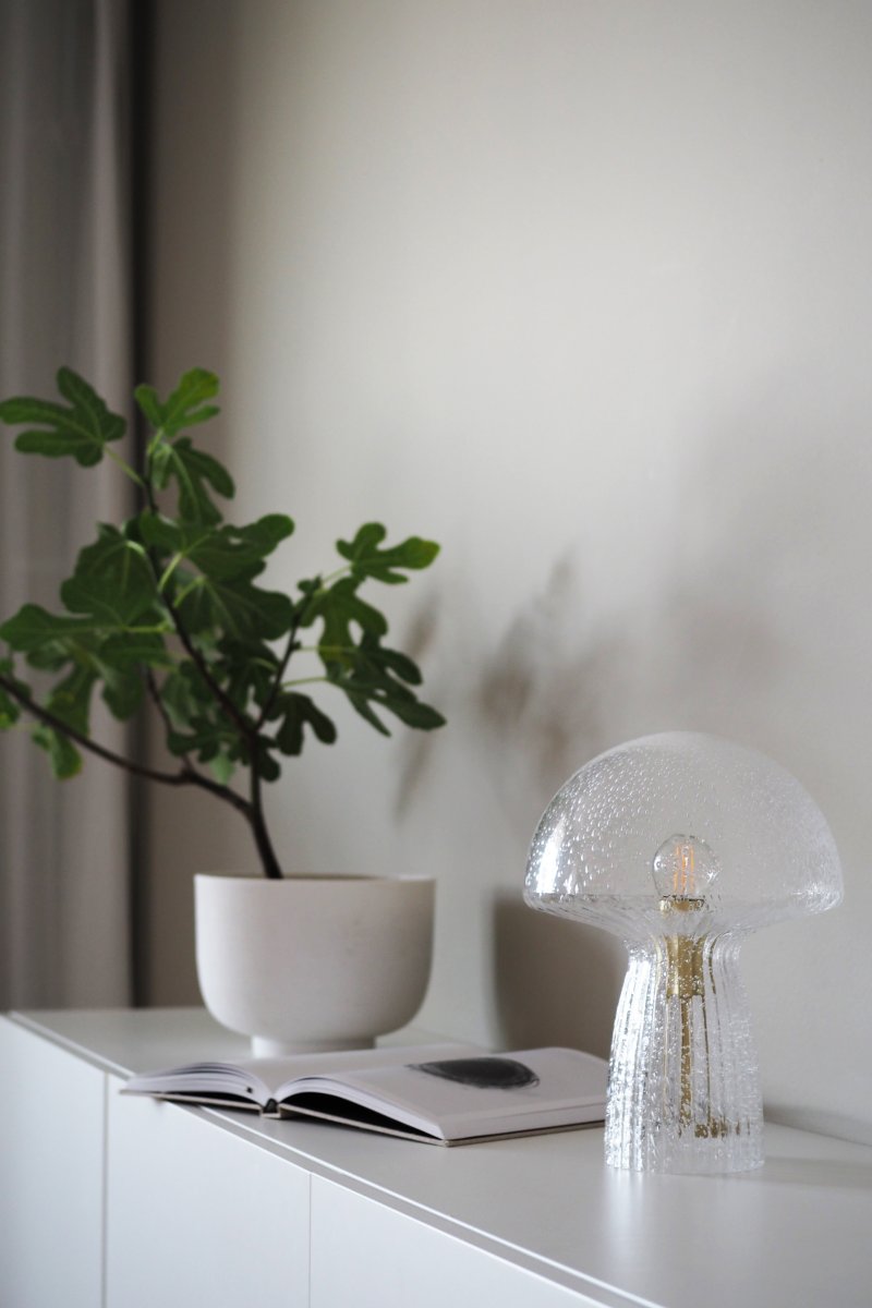 Fungo 30cm Läpinäkyvä pöytävalaisin valmistajalta Globen Lighting - Fungo-sienivalaisin on kaunis p&ouml;yt&auml;valaisin, joka on valmistettu suupuhalletusta lasista ja jonka jalassa on uurrettuja yksityiskohtia.