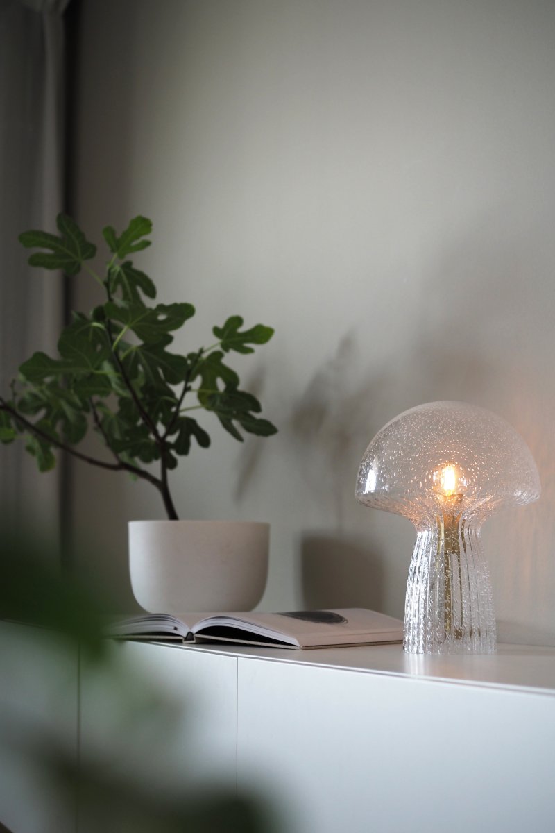 Fungo 30cm Läpinäkyvä pöytävalaisin valmistajalta Globen Lighting - Fungo-sienivalaisin on kaunis p&ouml;yt&auml;valaisin, joka on valmistettu suupuhalletusta lasista ja jonka jalassa on uurrettuja yksityiskohtia.