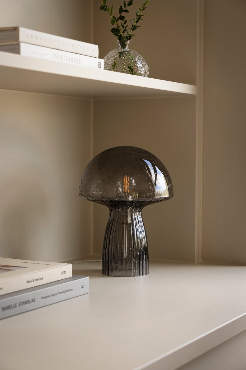 Fungo 30cm Savunvärinen pöytävalaisin valmistajalta Globen Lighting - Fungo-sienivalaisin on kaunis p&ouml;yt&auml;valaisin, joka on valmistettu suupuhalletusta lasista ja jonka jalassa on uurrettuja yksityiskohtia.