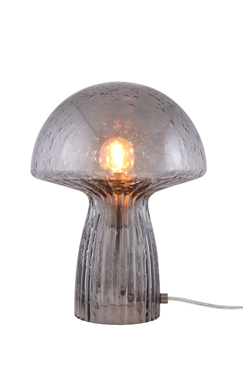 Fungo 30cm Savunvärinen pöytävalaisin valmistajalta Globen Lighting - Fungo-sienivalaisin on kaunis p&ouml;yt&auml;valaisin, joka on valmistettu suupuhalletusta lasista ja jonka jalassa on uurrettuja yksityiskohtia.
