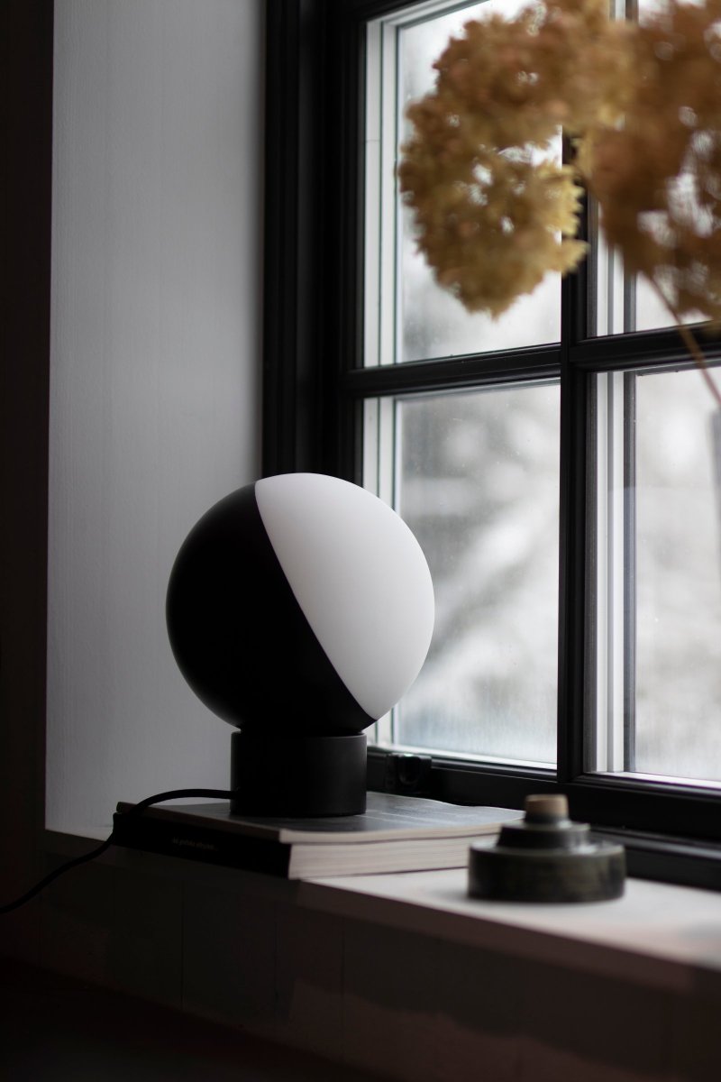 Contur 24cm Musta pöytävalaisin valmistajalta Globen Lighting - Valaisin on valmistettu mattavalkoisesta lasista, josta puolet on laseroimalla maalattu mattamustalla.