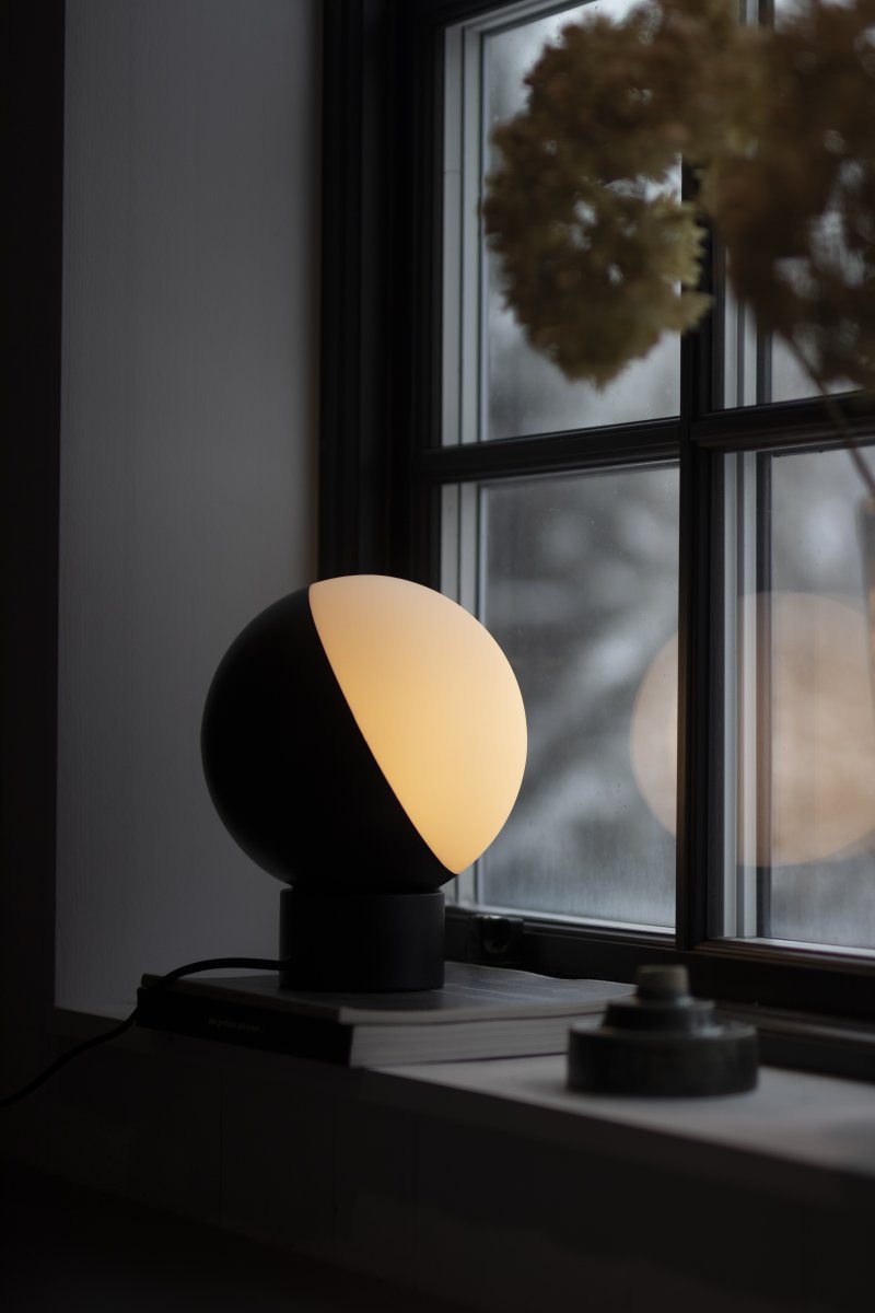 Contur 24cm Musta pöytävalaisin valmistajalta Globen Lighting - Valaisin on valmistettu mattavalkoisesta lasista, josta puolet on laseroimalla maalattu mattamustalla.