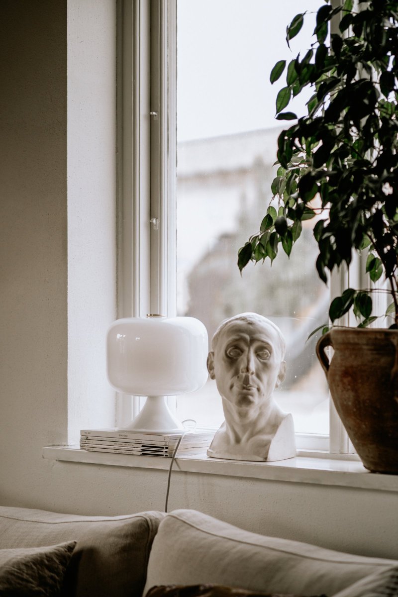 Bullen 25cm Valkoinen pöytävalaisin valmistajalta Globen Lighting - Valaisin on retrovaikutteinen ja valkoinen lasi on suupuhallettu ja k&auml;sinmaalattu, joten vaihtelua saattaa esiinty&auml;.