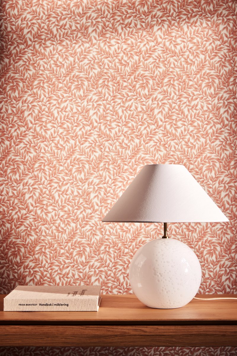 Iris 40cm Valkoinen pöytävalaisin valmistajalta Globen Lighting - Iris on kaunis p&ouml;yt&auml;valaisin, joka on valmistettu v&auml;rillisest&auml; lasista, jossa on puhallettuja ilmakuplia.