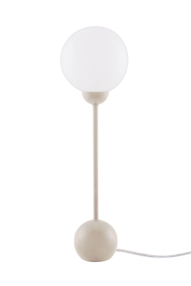 Ripley 52cm Beige pöytävalaisin valmistajalta Globen Lighting - Ohut muoto ja pyöristetyt yksityiskohdat antavat valaisimelle modernin ja leikkisän ilmeen, kun taas lasinen varjostin levittää pehmeää ja miellyttävää valoa.