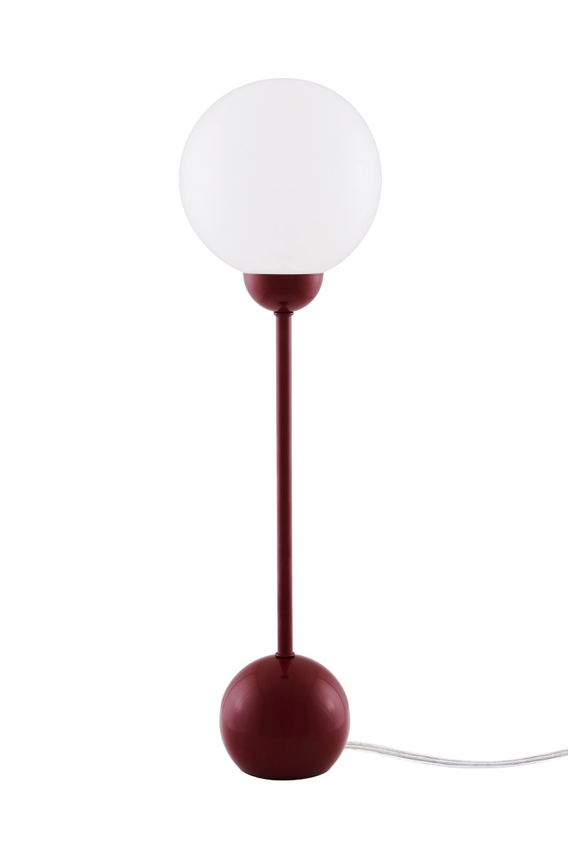 Ripley 52cm Burgundi pöytävalaisin valmistajalta Globen Lighting - Ohut muoto ja pyöristetyt yksityiskohdat antavat lampulle modernin ja leikkisän ilmeen, kun taas lasivarjostin levittää pehmeää ja miellyttävää valoa.