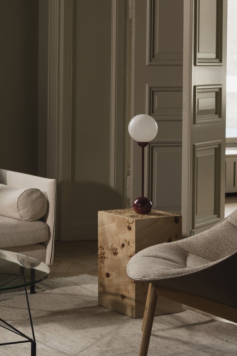 Ripley 52cm Burgundi pöytävalaisin valmistajalta Globen Lighting - Ohut muoto ja pyöristetyt yksityiskohdat antavat lampulle modernin ja leikkisän ilmeen, kun taas lasivarjostin levittää pehmeää ja miellyttävää valoa.
