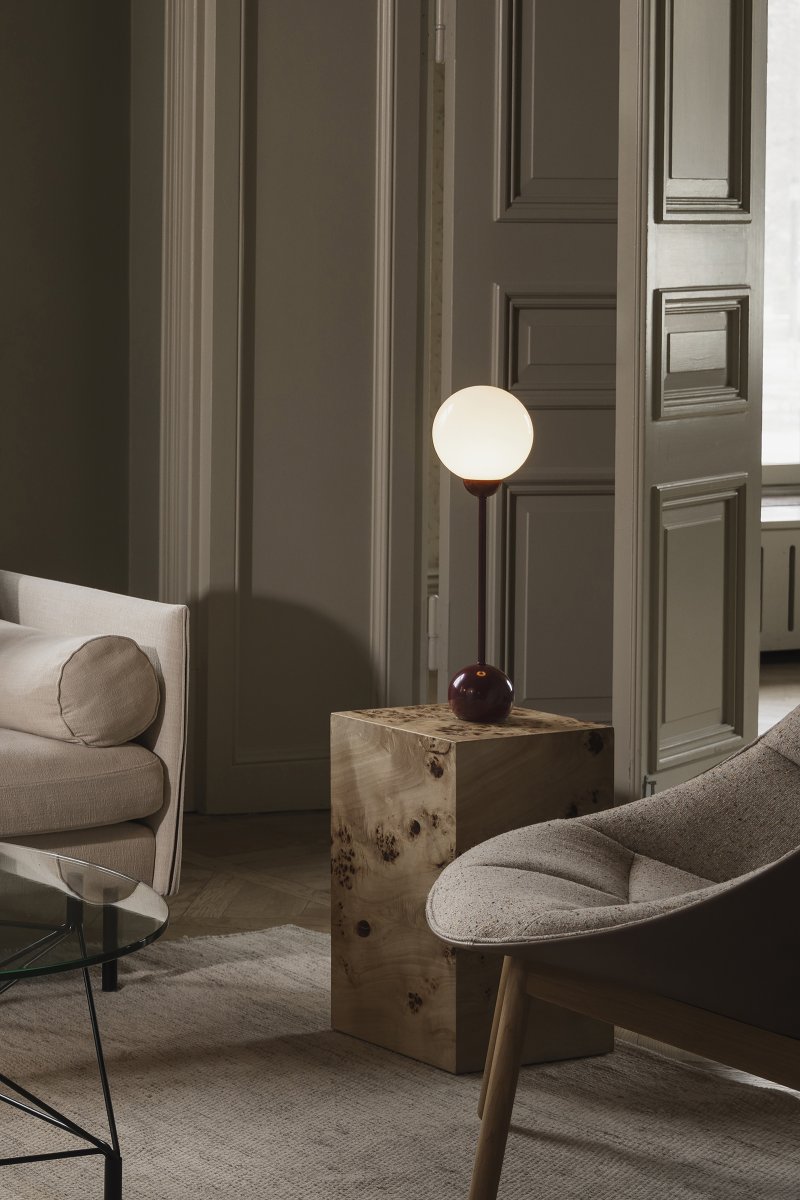 Ripley 52cm Burgundi pöytävalaisin valmistajalta Globen Lighting - Ohut muoto ja pyöristetyt yksityiskohdat antavat lampulle modernin ja leikkisän ilmeen, kun taas lasivarjostin levittää pehmeää ja miellyttävää valoa.