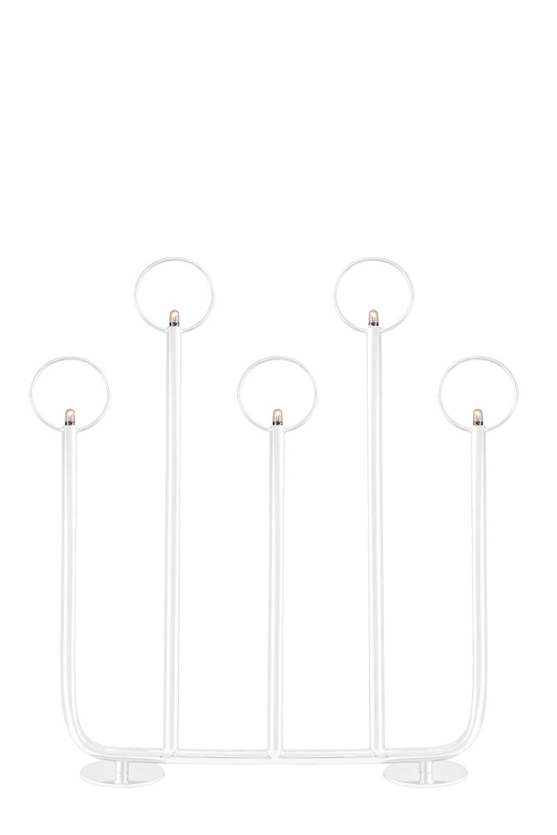 Natale Valkoinen valmistajalta Globen Lighting - Tämä klassinen ja tyylikäs adventtikynttilänjalka on yksityiskohta, jonka valitset vuosi toisensa jälkeen, kun sahramin, kanelin ja kuuseriisin tuoksut lähestyvät jälleen.