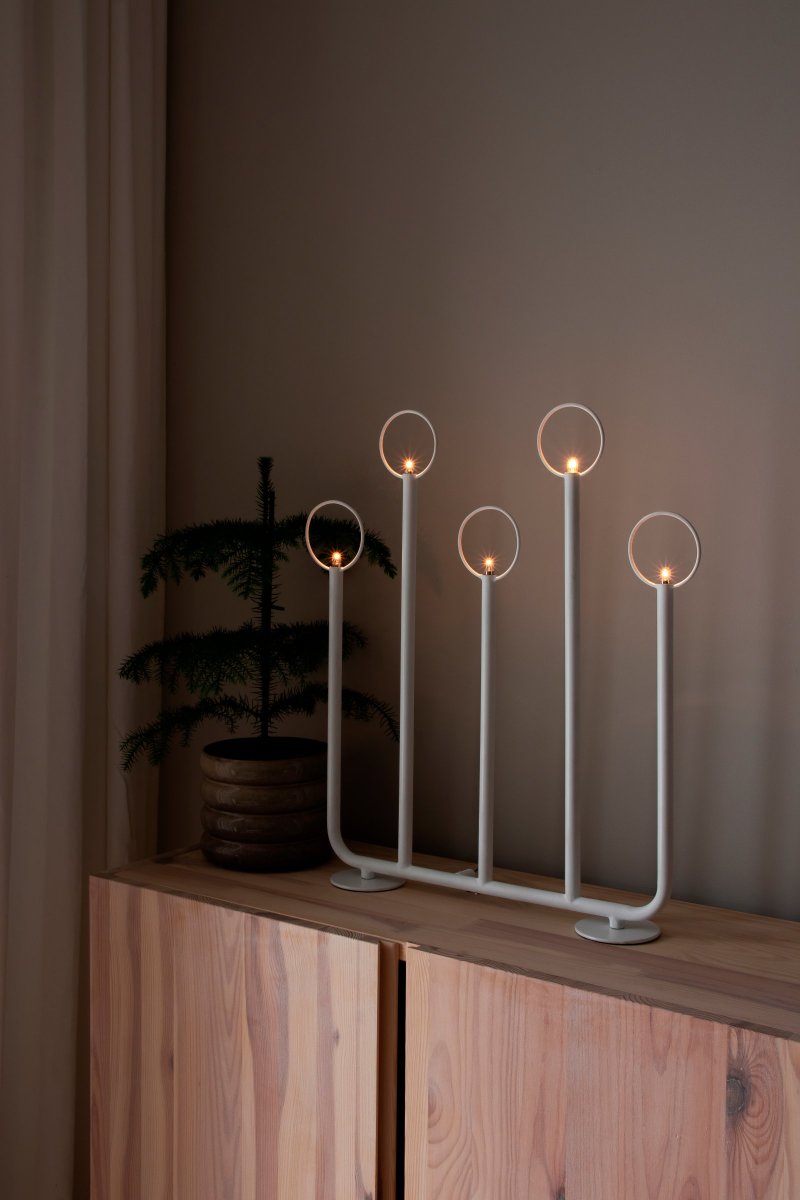 Natale Valkoinen valmistajalta Globen Lighting - Tämä klassinen ja tyylikäs adventtikynttilänjalka on yksityiskohta, jonka valitset vuosi toisensa jälkeen, kun sahramin, kanelin ja kuuseriisin tuoksut lähestyvät jälleen.