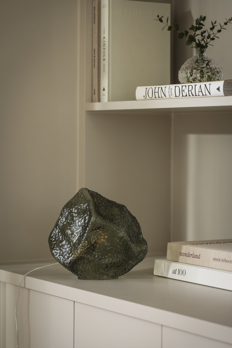 Valerie 22cm Vihreä pöytävalaisin valmistajalta Globen Lighting - Suupuhallettu lasi ja sen strukturoitu pinta vangitsevat valon ja luovat eloisan valoleikin.