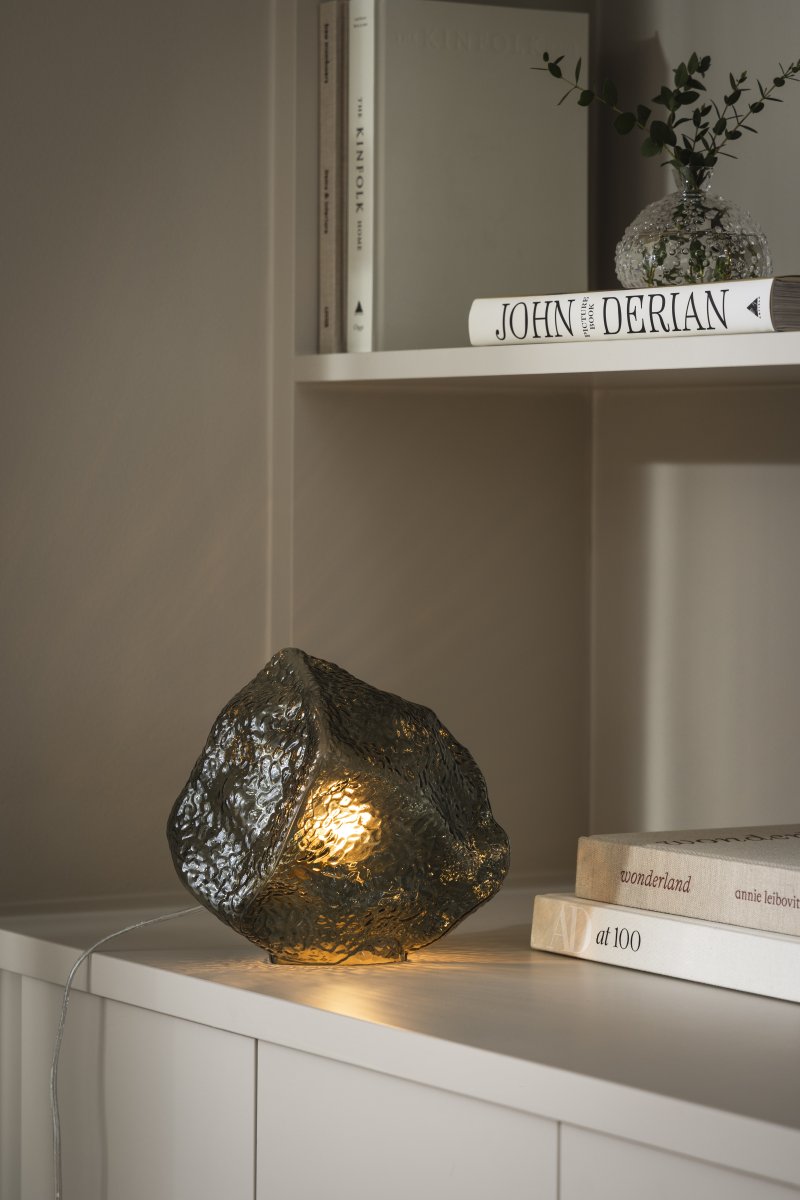 Valerie 22cm Vihreä pöytävalaisin valmistajalta Globen Lighting - Suupuhallettu lasi ja sen strukturoitu pinta vangitsevat valon ja luovat eloisan valoleikin.