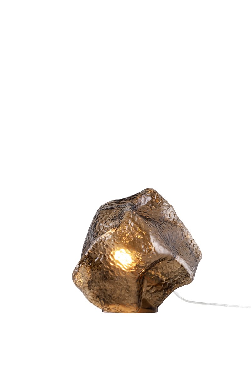 Valerie 22cm Ruskea pöytävalaisin valmistajalta Globen Lighting - Suupuhallettu lasi ja sen strukturoitu pinta vangitsevat valon ja luovat eloisan valoleikin.