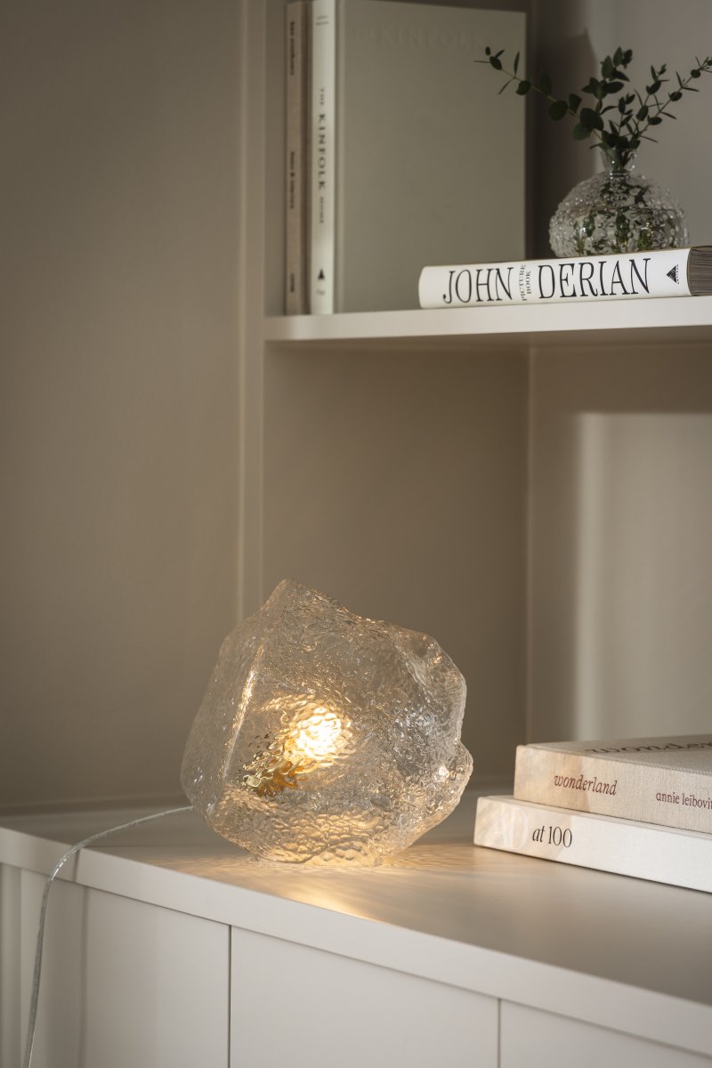 Valerie 22cm Läpinäkyvä pöytävalaisin valmistajalta Globen Lighting - Suupuhallettu lasi ja sen strukturoitu pinta vangitsevat valon ja luovat eloisan valoleikin.