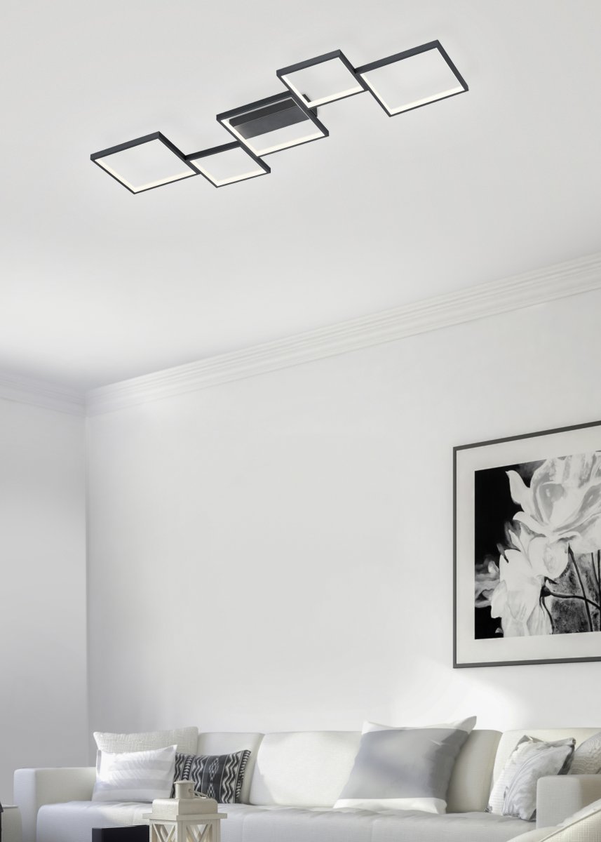 Sorrento 120cm Musta plafondi valmistajalta Trio Lighting - SORRENTO-kattovalaisin kiinnitt&auml;&auml; kaikkien huomion ep&auml;tavallisella ja modernilla muotoilullaan ja t&auml;ydent&auml;&auml; mit&auml; tahansa modernia asuintilaa, olipa se p&auml;&auml;ll&auml; tai pois p&auml;&auml;lt&auml;.