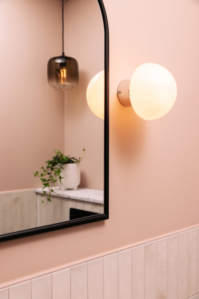 Fungo Ø16 Valkoinen/kromi kylpyhuoneen valaisin valmistajalta Globen Lighting - Fungo on IP44-luokiteltu, joten se sopii erinomaisesti käytettäväksi sekä keittiöissä että kylpyhuoneissa.