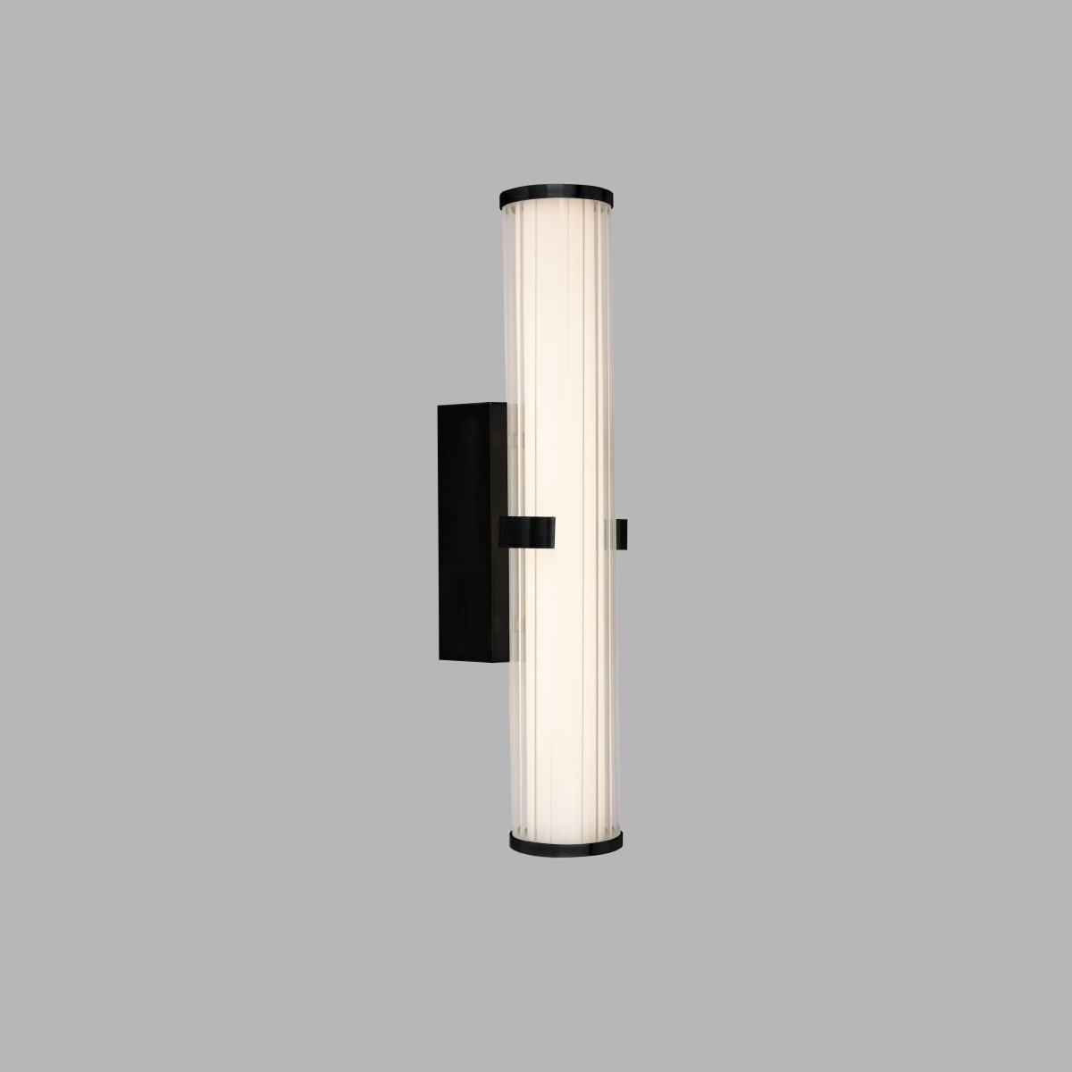 Clamp 43cm Musta kylpyhuoneen valaisin valmistajalta Searchlight - Valaisimen sylinterimäinen muoto ja uurrettu lasi tarjoavat pehmeän, miellyttävän valon, joka leviää tasaisesti huoneeseen.