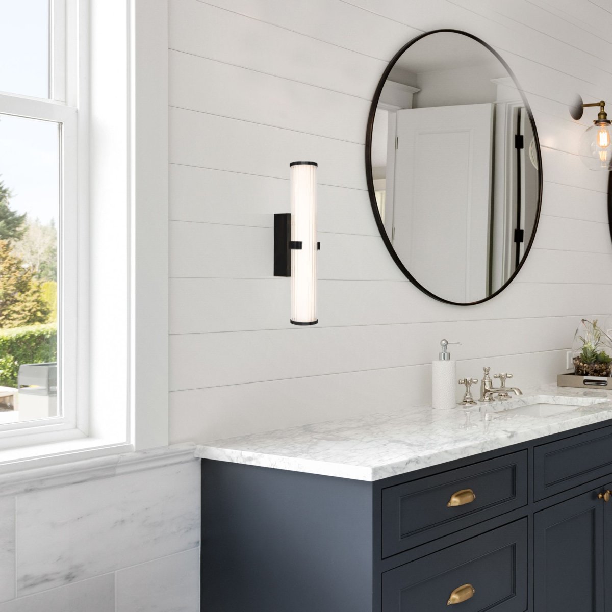 Clamp 43cm Musta kylpyhuoneen valaisin valmistajalta Searchlight - Valaisimen sylinterimäinen muoto ja uurrettu lasi tarjoavat pehmeän, miellyttävän valon, joka leviää tasaisesti huoneeseen.