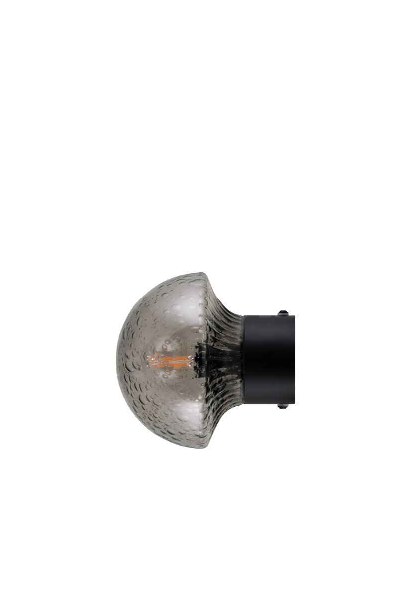 Fungo Ø16 Savu/musta kylpyhuoneen valaisin valmistajalta Globen Lighting - Fungo on IP44-luokiteltu, joten se sopii erinomaisesti käytettäväksi sekä keittiöissä että kylpyhuoneissa.