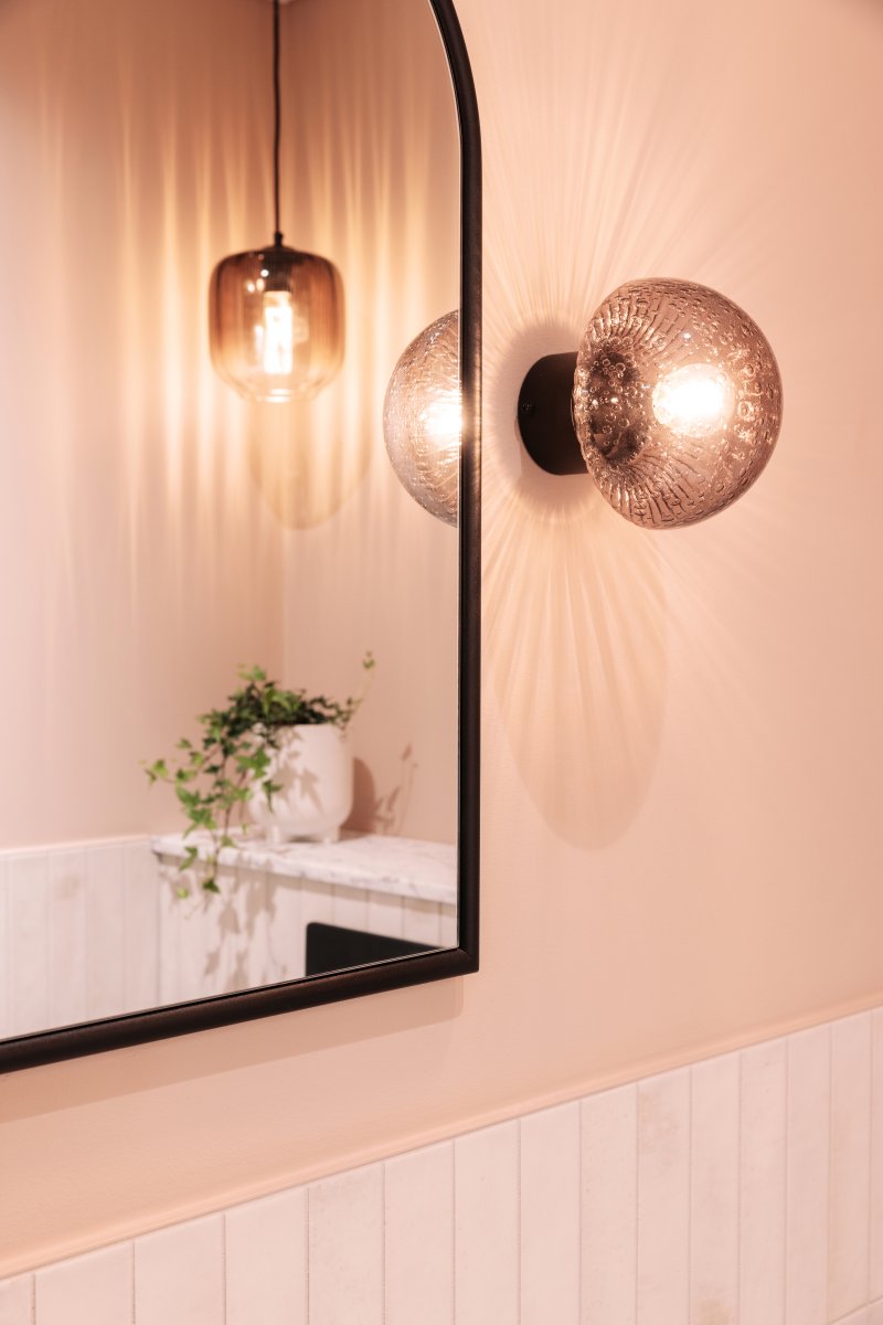 Fungo Ø16 Savu/musta kylpyhuoneen valaisin valmistajalta Globen Lighting - Fungo on IP44-luokiteltu, joten se sopii erinomaisesti käytettäväksi sekä keittiöissä että kylpyhuoneissa.