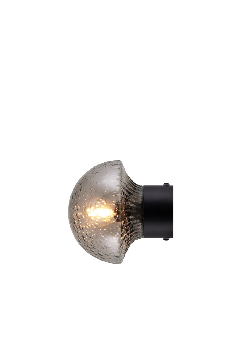 Fungo Ø16 Savu/musta kylpyhuoneen valaisin valmistajalta Globen Lighting - Fungo on IP44-luokiteltu, joten se sopii erinomaisesti käytettäväksi sekä keittiöissä että kylpyhuoneissa.