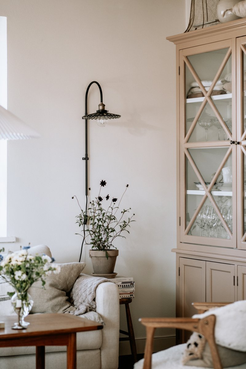 Cobbler 38cm Savu/musta seinävalaisin valmistajalta Globen Lighting - Seinäkiinnikkeessä on kaksi metallikiinnikettä ja mukana tulevat ruuvit seinään kiinnittämistä varten, ja koko valaisin on säädettävissä sivusuunnassa.