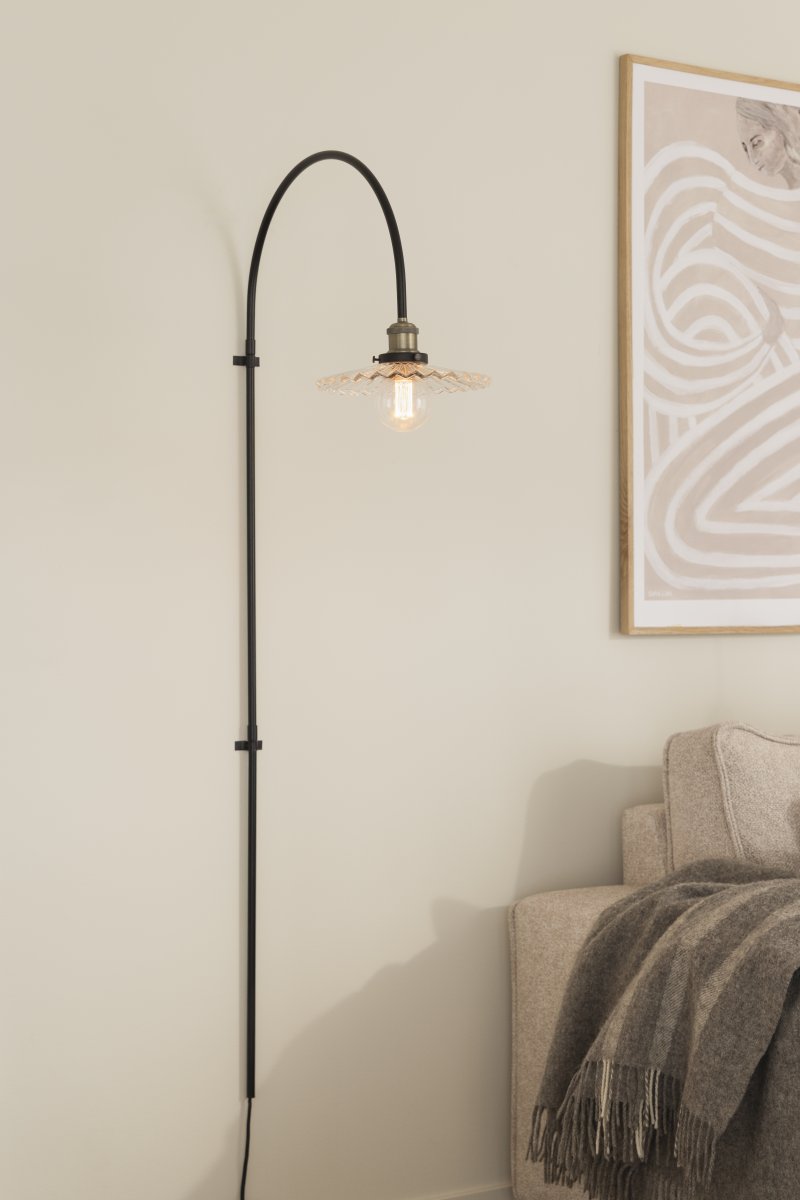 Cobbler 60cm Läpinäkyvä/musta seinävalaisin valmistajalta Globen Lighting - Seinäkiinnikkeessä on kaksi metallikiinnikettä ja mukana tulevat ruuvit seinään kiinnittämistä varten, ja koko valaisin on säädettävissä sivusuunnassa.