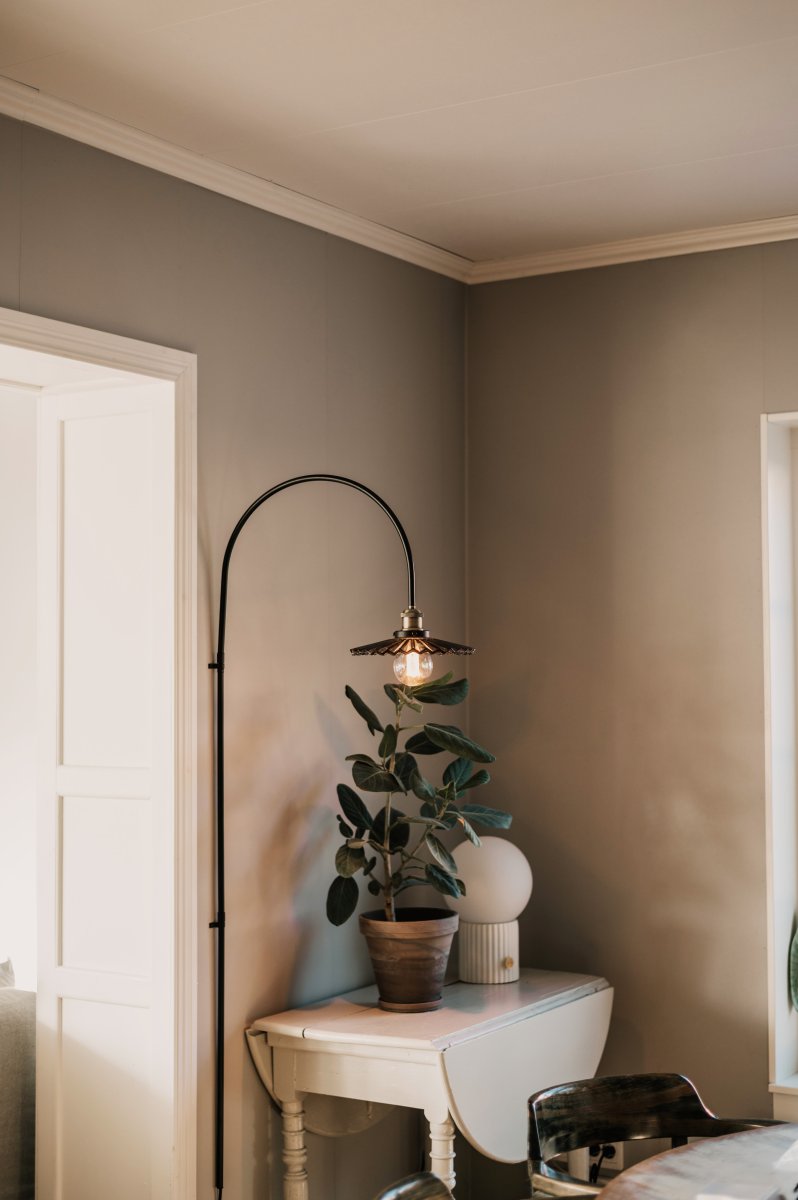 Cobbler 60cm Savu/musta seinävalaisin valmistajalta Globen Lighting - Sein&auml;kiinnikkeess&auml; on kaksi metallikiinnikett&auml; ja mukana tulevat ruuvit sein&auml;&auml;n kiinnitt&auml;mist&auml; varten, ja koko valaisin on s&auml;&auml;dett&auml;viss&auml; sivusuunnassa.