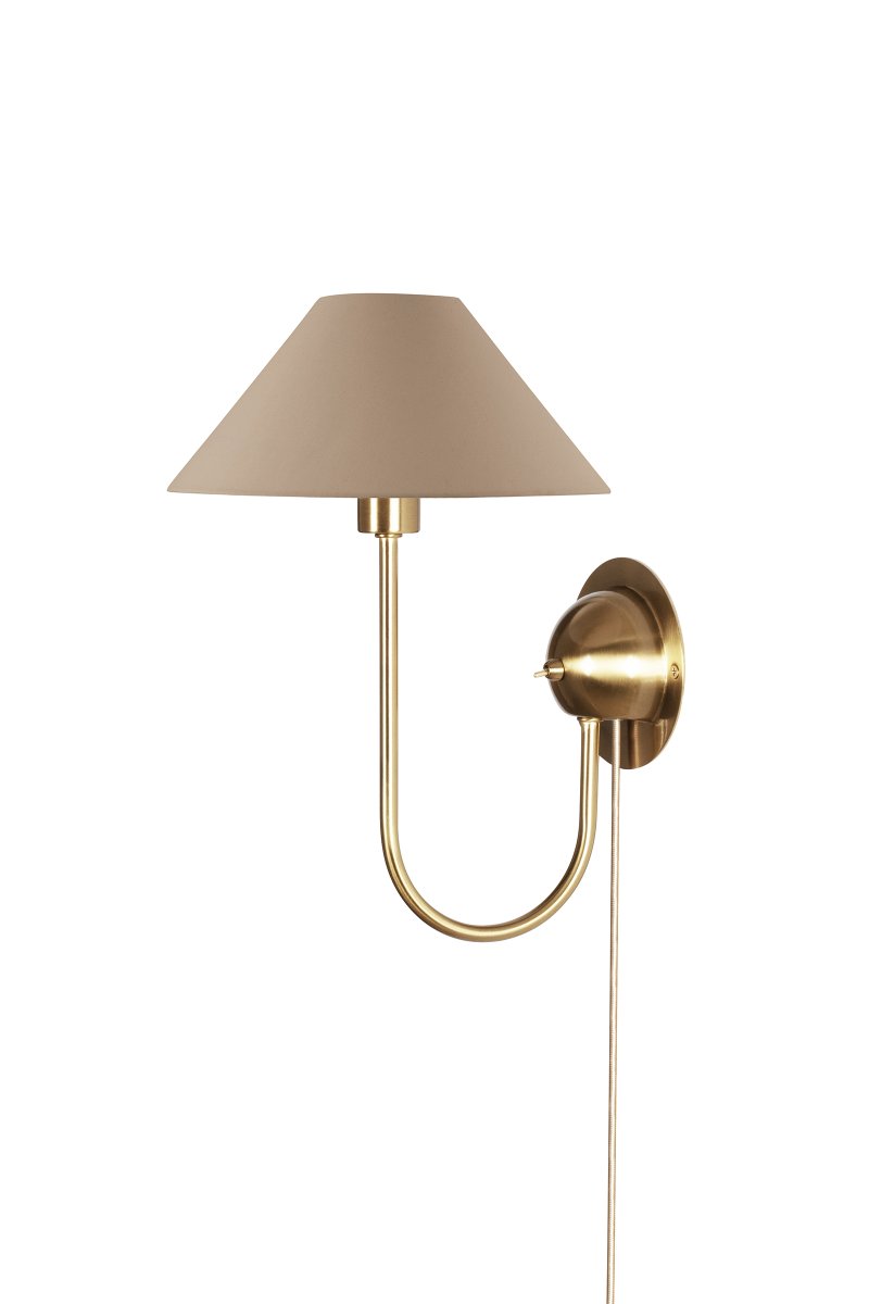 Iris 32cm Messinki/ruskea seinävalaisin valmistajalta Globen Lighting - Iris yhdistää ajattoman muotoilun ja toiminnallisuuden, ja sen voi myös kytkeä pysyvään asennukseen.