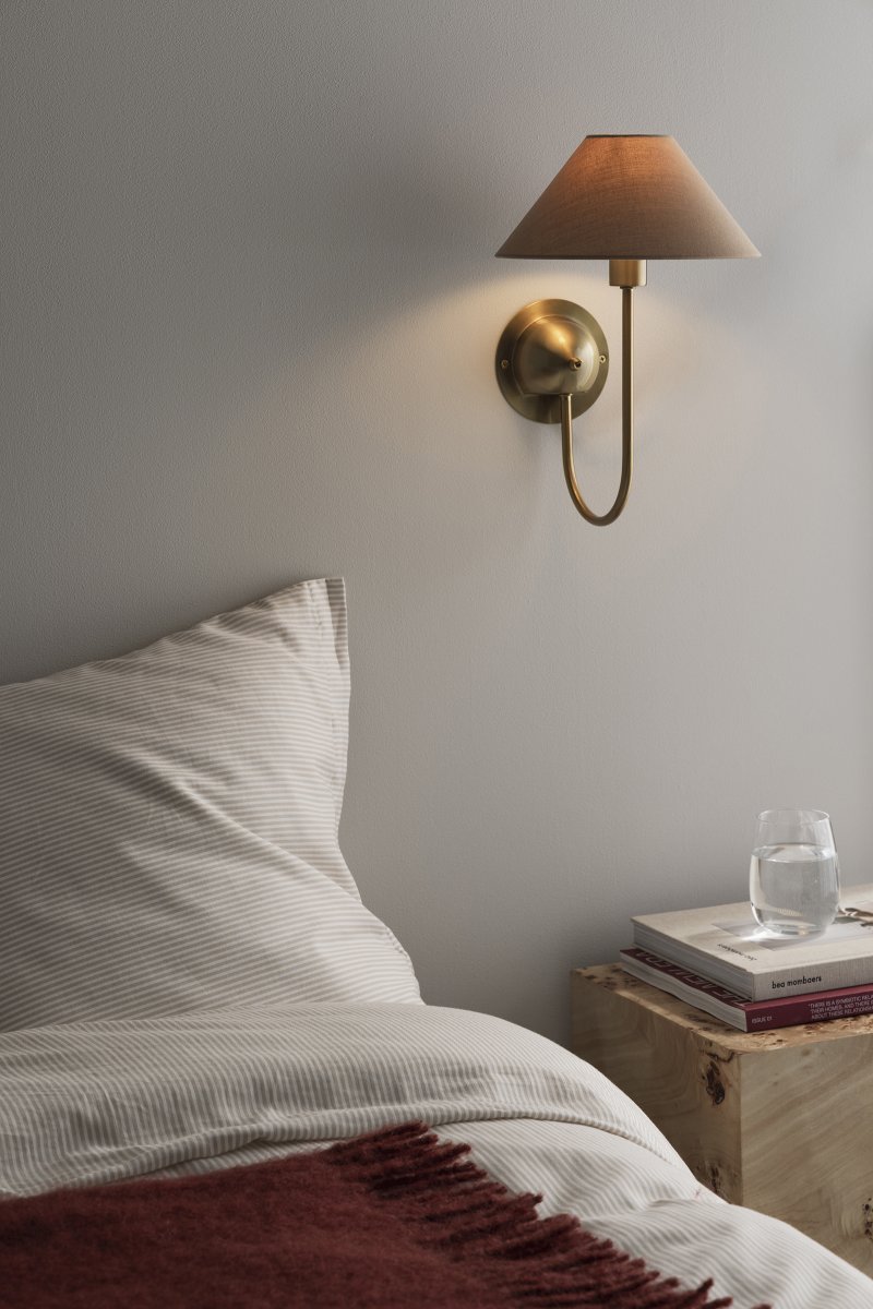 Iris 32cm Messinki/ruskea seinävalaisin valmistajalta Globen Lighting - Iris yhdistää ajattoman muotoilun ja toiminnallisuuden, ja sen voi myös kytkeä pysyvään asennukseen.