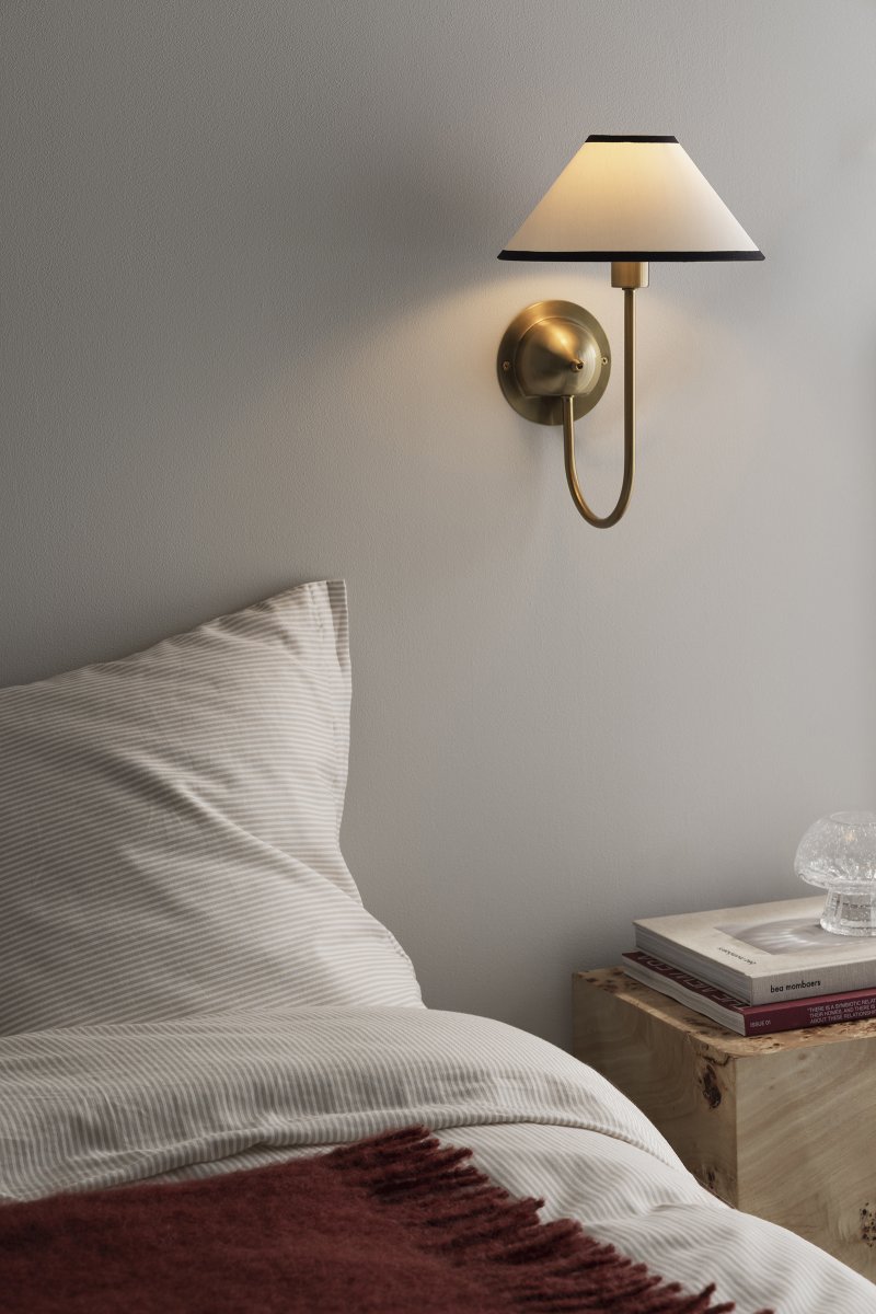 Iris 32cm Messinki/kermanvalkoinen seinävalaisin valmistajalta Globen Lighting - Iris yhdistää ajattoman muotoilun ja toiminnallisuuden, ja sen voi myös kytkeä pysyvään asennukseen.