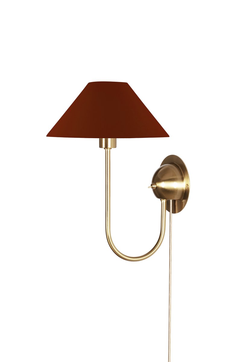 Iris 32cm Messinki/viininpunainen seinävalaisin valmistajalta Globen Lighting - Iris yhdistää ajattoman muotoilun ja toiminnallisuuden, ja sen voi myös kytkeä pysyvään asennukseen.