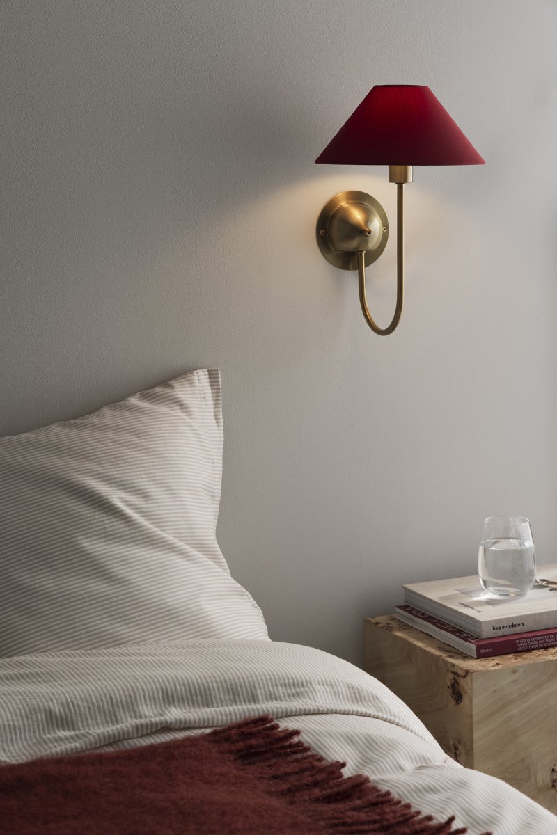 Iris 32cm Messinki/viininpunainen seinävalaisin valmistajalta Globen Lighting - Iris yhdistää ajattoman muotoilun ja toiminnallisuuden, ja sen voi myös kytkeä pysyvään asennukseen.