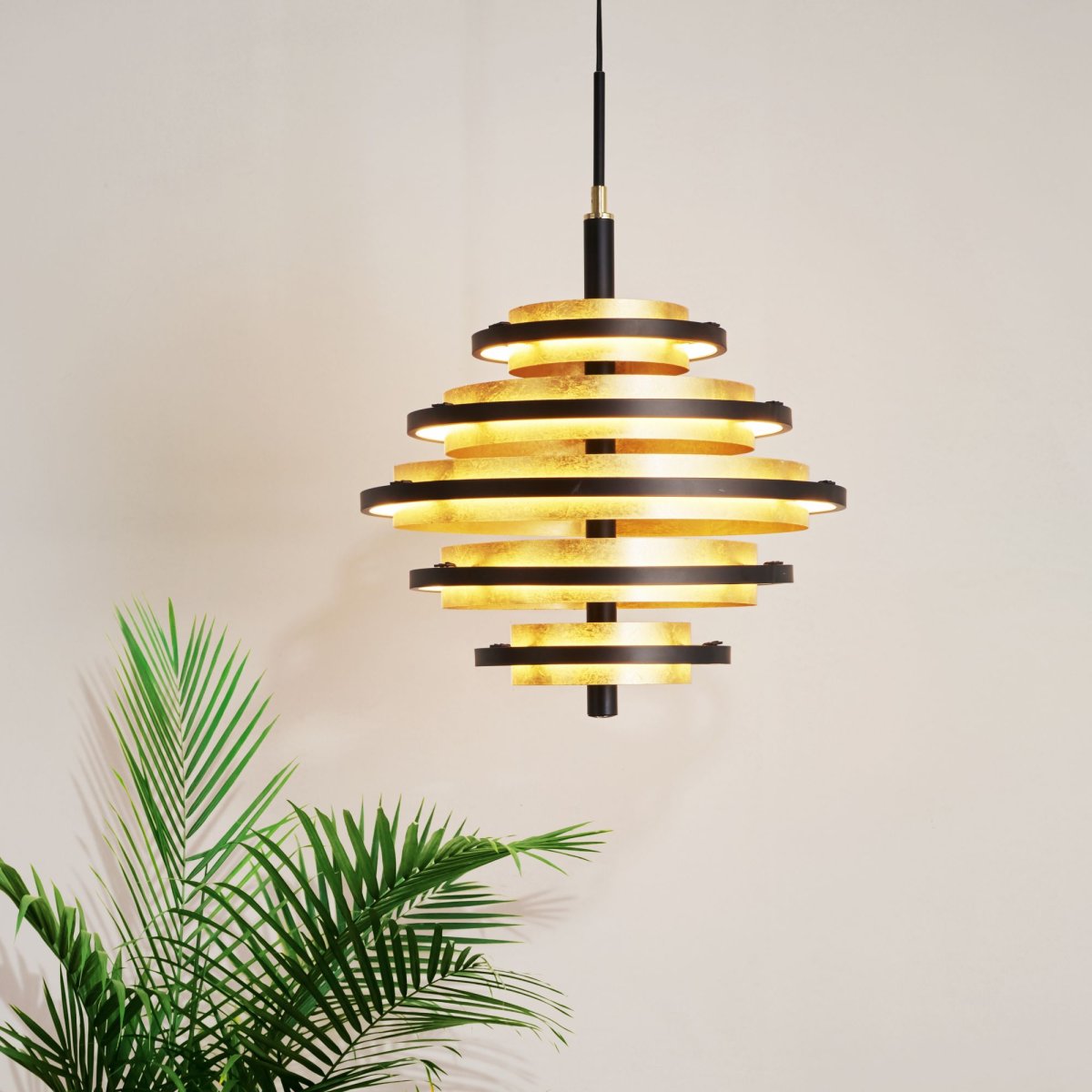 Hive Ø40 Matta musta kattovalaisin valmistajalta Searchlight - Kauniisti yksityiskohtaisessa Hive LED-riippuvalaisimessa, jossa on 5 valopistettä, on kolme kullanväristä levyä, joissa on mustat reunat.