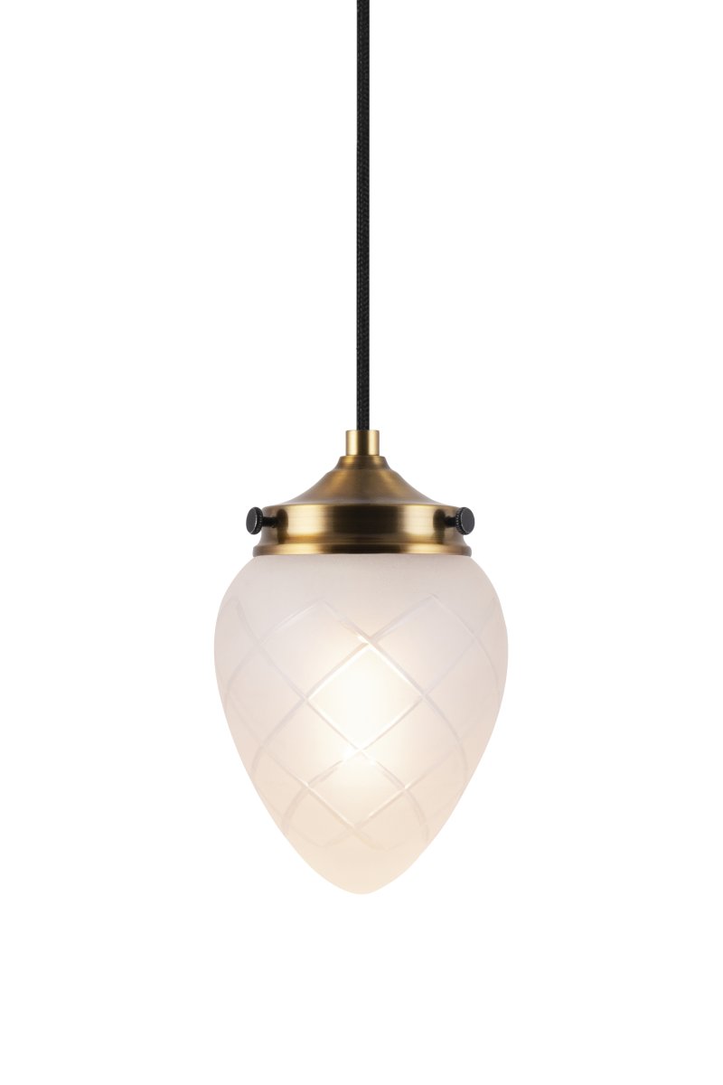 Juni Ø10 Antiikkimessinki/valkoinen ikkunavalaisin valmistajalta Globen Lighting - Juni vie sinut ajassa taaksepäin 1900-luvun alkupuolelle kauniilla hiotulla lasillaan ja metallisella varjostimellaan.