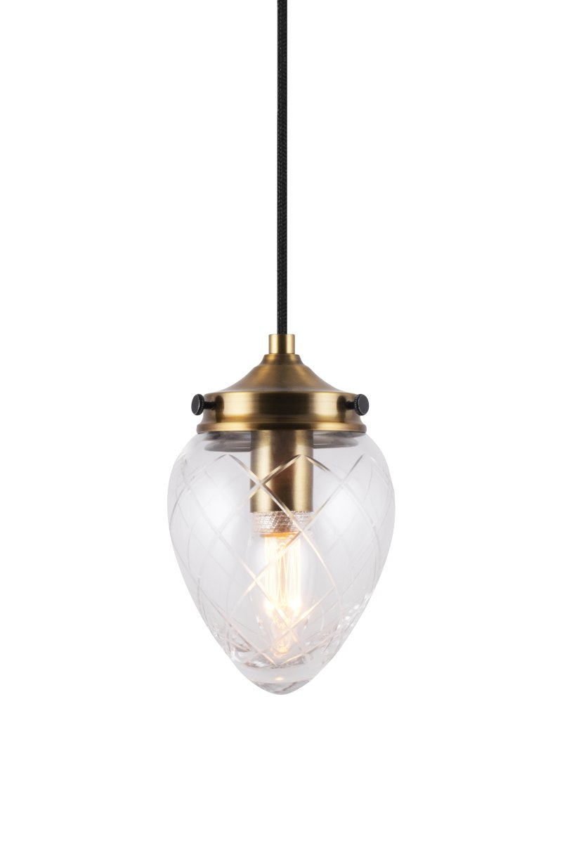 Juni Ø10 Antiikkimessinki/läpinäkyvä ikkunavalaisin valmistajalta Globen Lighting - Juni vie sinut ajassa taaksepäin 1900-luvun alkupuolelle kauniilla hiotulla lasillaan ja metallisella varjostimellaan.